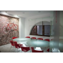 Table ED II Slide installée dans une salle de réunion moderne avec chaises rouges