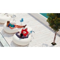 Un homme et une femme assis tout deux sur un fauteuil design blanc