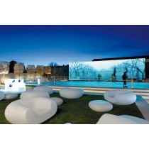 Repose-pieds design Chubby Low Slide Design, mobilier lounge au bord de piscine