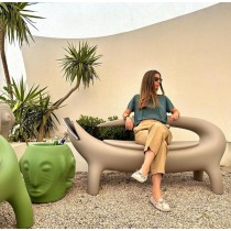Femme assise sur le canapé lounge Big Kroko en finition taupe, installé sur une terrasse extérieure moderne