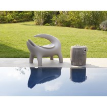 Fauteuil lounge Kroko en finition gris colombe, installé en extérieur près d’une piscine, dans un jardin paysager contemporain.