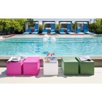 Tabouret Design et moderne autour d’une piscine, mobilier d’extérieur coloré