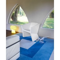 Exofa Slide Design en situation extérieure, fauteuil géométrique moderne