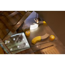 Ambiance intérieure avec tables basses Gear Slide Design, modules colorés combinables.