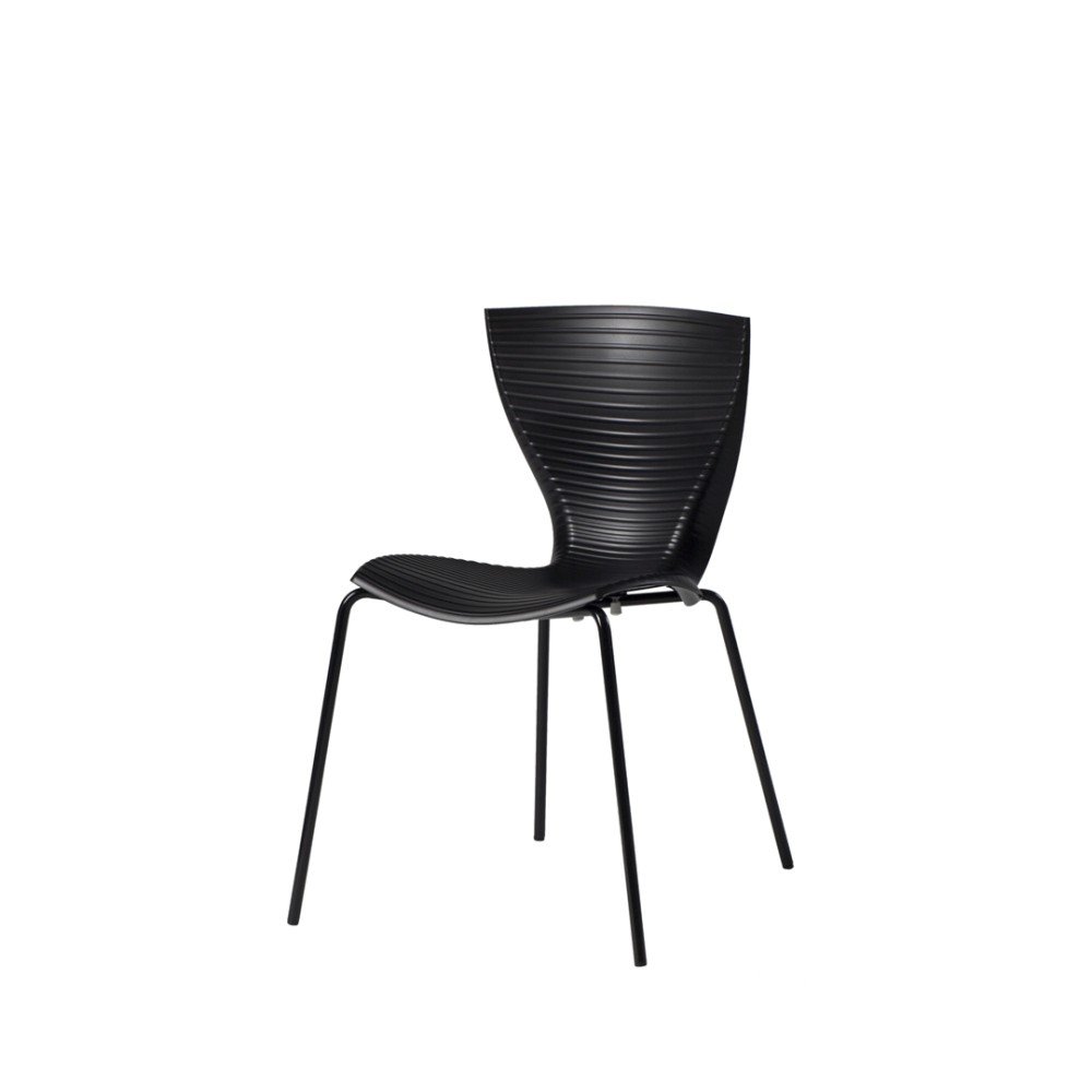 Chaise Gloria en polypropylène noire et structure métallique noire.