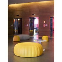 Salon d’hôtel avec poufs design Gelée Grand Slide Design