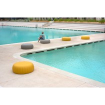 Espace détente équipé de poufs design Gelée Grand.