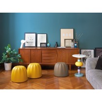 Poufs Gelée Slide Design disposés dans un salon lumineux.