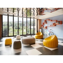 Collection Gelée Slide Design en extérieur, tons gris et jaunes