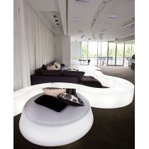 Grand pouf lumineux Giò Pouf dans un intérieur raffiné