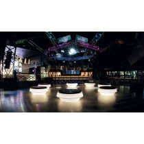 Giò Pouf lumineux Slide Design dans un espace événementiel.