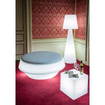 Pouf lumineux Giò Pouf dans un espace lounge design.