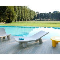chaise longue design outdoor Low Lita Lounge installée en bord de piscine