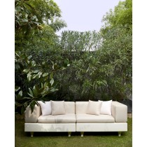 Divan Happylife couleur blanc/crème dans une végétation.