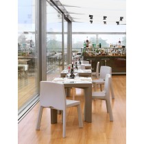 Vue rapprochée des tables carrés Gino dans un bar modern