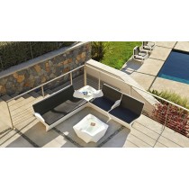 table basse design polyéthylène Kami Ni sur terrasse