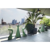 Tables hautes jet installées sur une terrasse design