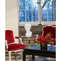 Lampe Davide dans un salon classique avec fauteuils rouges