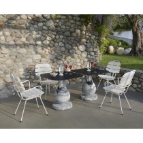 Lampe de table Luna LED rechargeable Luna posée sur table extérieure