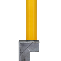 Vue rapprochée de la base du poteau acier scellé