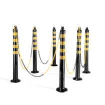 Set poteaux flexibles sécurité installé avec chaînes noires et jaunes pour balisage