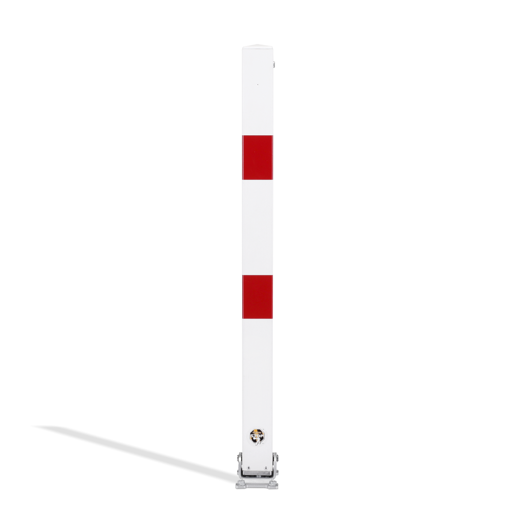 Poteau de parking rabattable blanc avec bandes rouges en position verticale