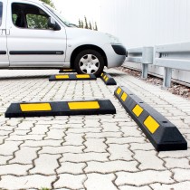 Butée de parking réfléchissante installée sur place de stationnement avec véhicule