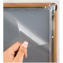 Détail ouverture cadre clic-clac aspect bois avec protection transparente