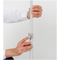 Réglage de la hauteur du poteau du porte-affiche par système de serrage