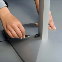 Porte-affiche lumineux sur pied avec branchement électrique intégré dans le socle