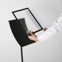 affiche posée sur un support d'information