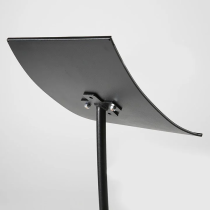 Vue de derrière du porte affiche noir incurvé.