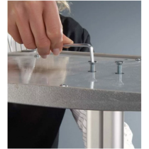 Détail fixation base support A4 avec porte-affiche structure aluminium stable