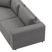 Détail de l'accoudoir et des coussins de dossier du canapé Teton gris, vue en plongée