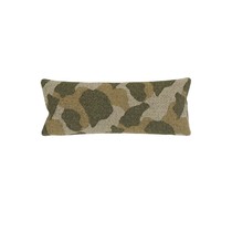 Coussin lombaire rectangulaire d'extérieur à motif tacheté kaki, vert et beige, vue de face