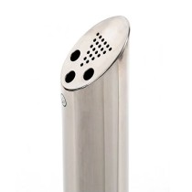 Vue rapprochée des orifices du cendrier tubulaire en acier