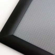 Vue détaillée de la finition noir du cadre clic-clac aluminium