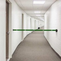 Dispositif mural pour sangle rétractable personnalisée, assurant une sécurité optimale dans les zones de passage.