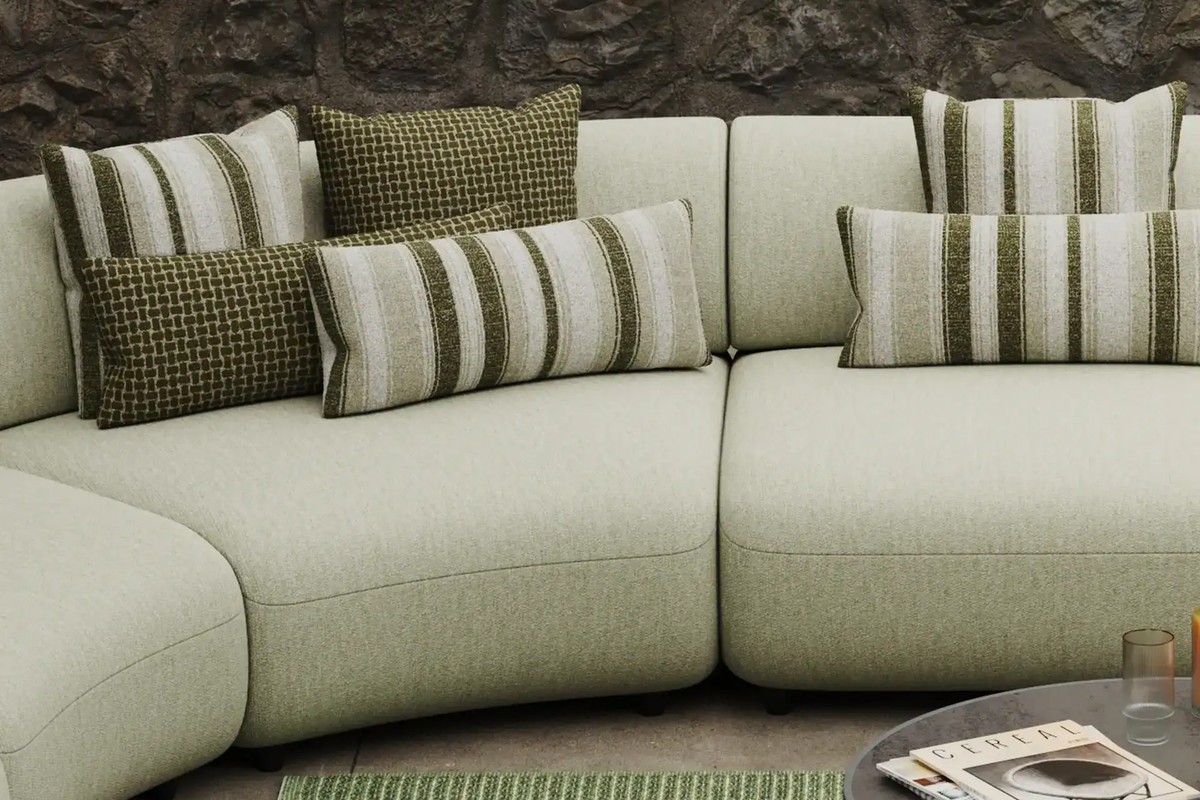 Coussins d'extérieur unis et rayés posés sur un canapé vert clair