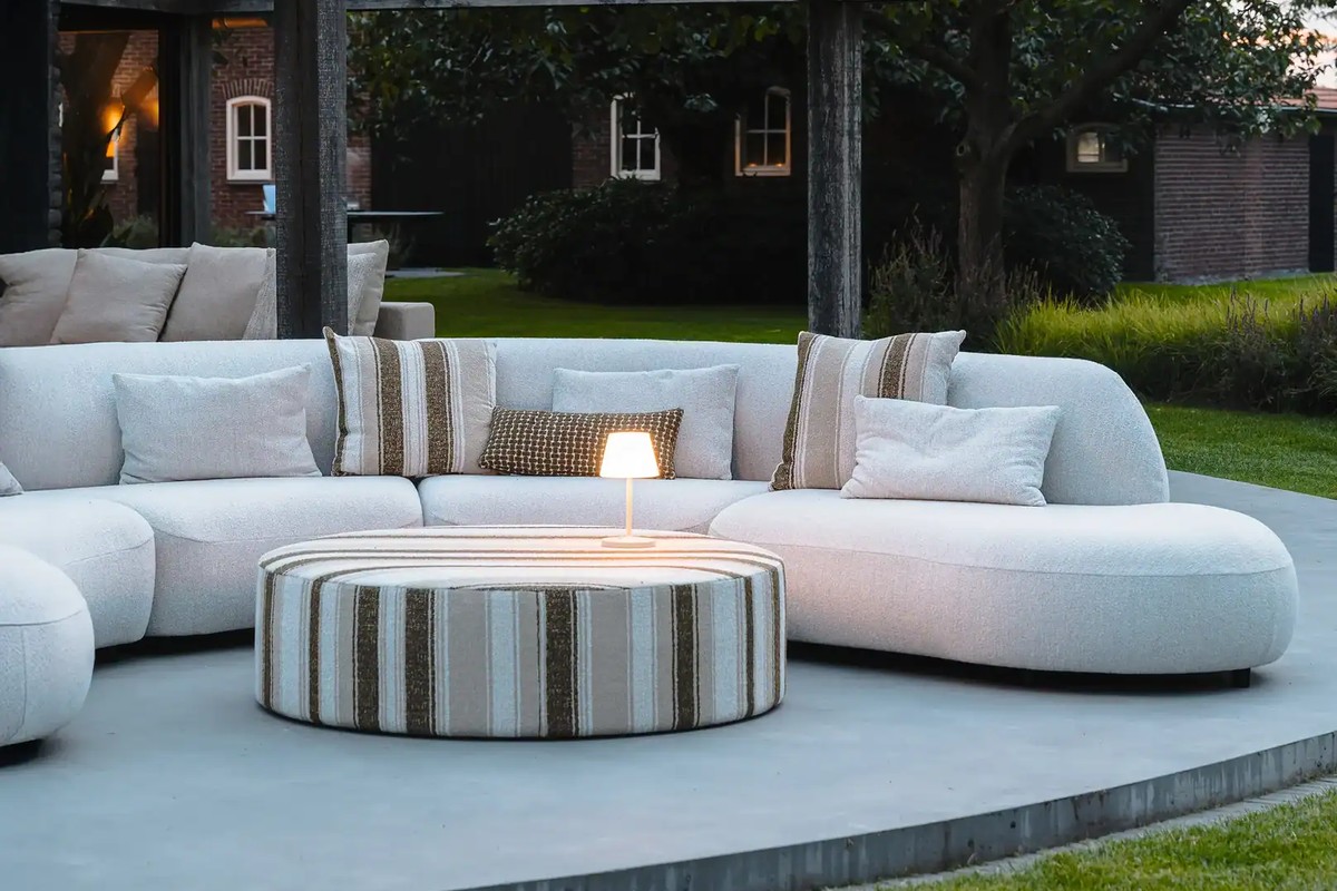 Canapé arrondi Onyx blanc cassé sur une terrasse ronde