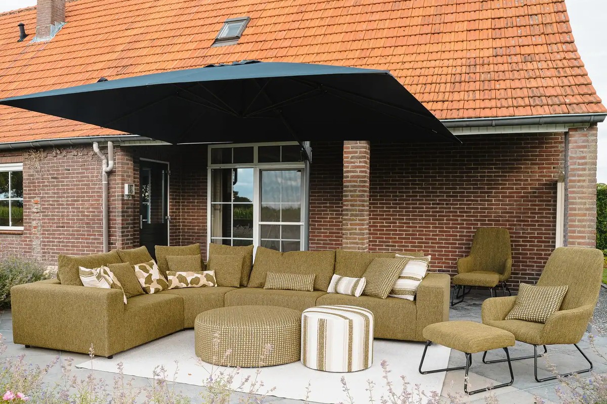 Canapé d'angle extérieur Teton vert olive installé sur une terrasse dallée